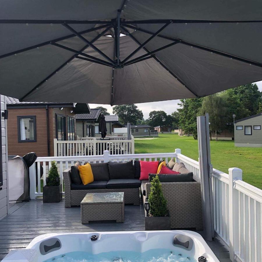 Roseberry Lodge With Hot Tub - York — Photos 1